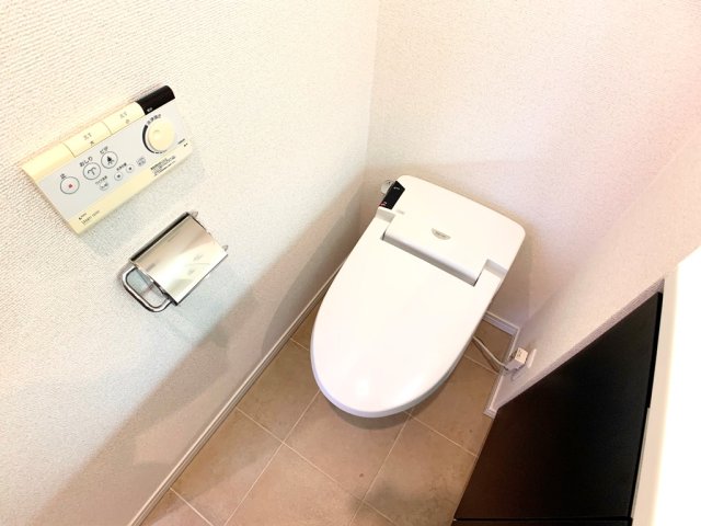 トイレ　温水洗浄便座です。※別室参考写真