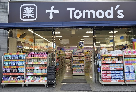ドラックストア　トモズ秋葉原店（ドラッグストア）まで311m