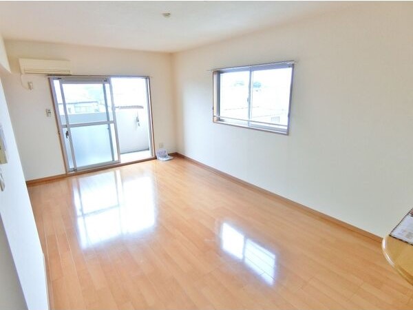 居室・リビング　南向きなのでリビング・洋室とっても明るいお部屋ですよ