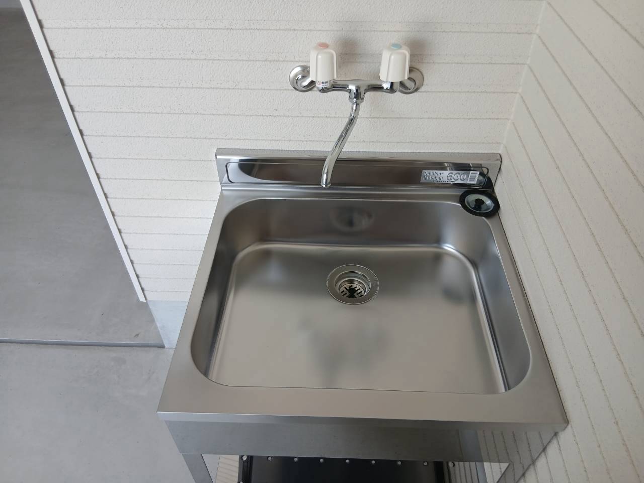 その他設備　ガレージ内にお湯の出るスロップシンクあり