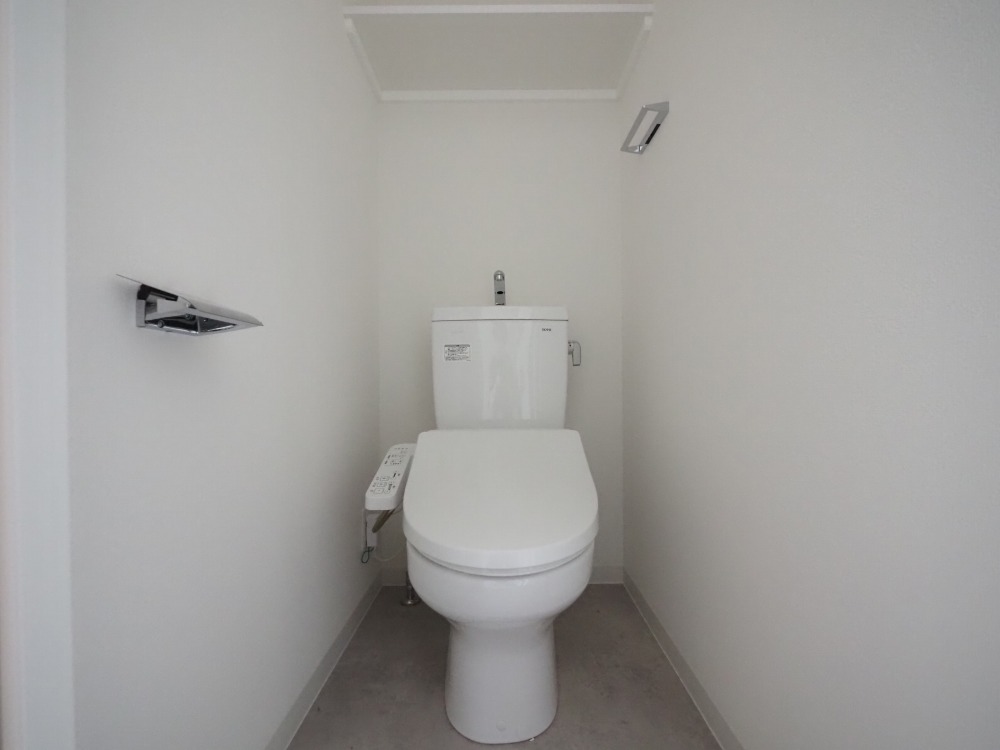 トイレ　落ち着いた色調のトイレです