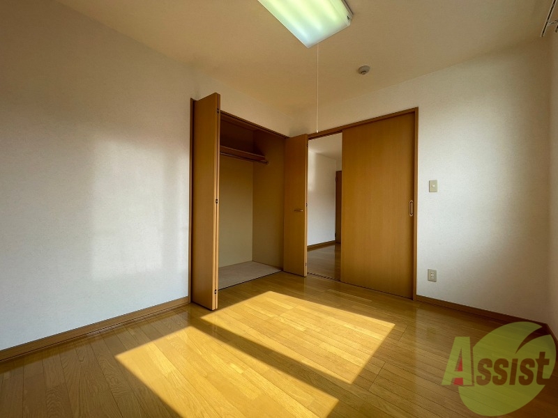 その他部屋・スペース　寝室はこちらです。光が差し込む、温かみのあるお部屋です。