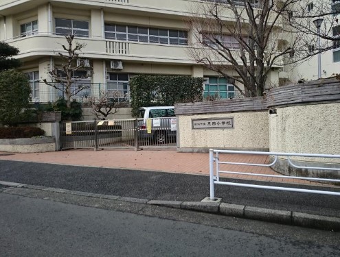 小学校　横浜市立恩田小学校（小学校）まで586m