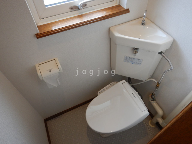 トイレ　トイレは窓あり。温水洗浄便座完備。