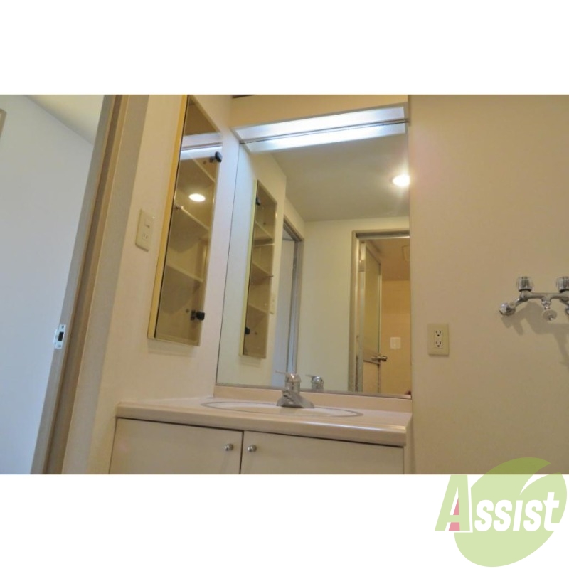 洗面設備　独立の洗面台です。鏡が大きくて使いやすそうですね。