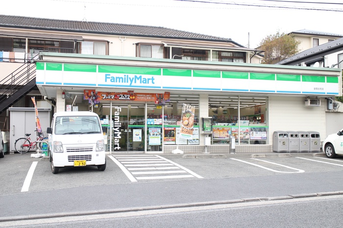 コンビニ　ファミリーマート（コンビニ）まで400m