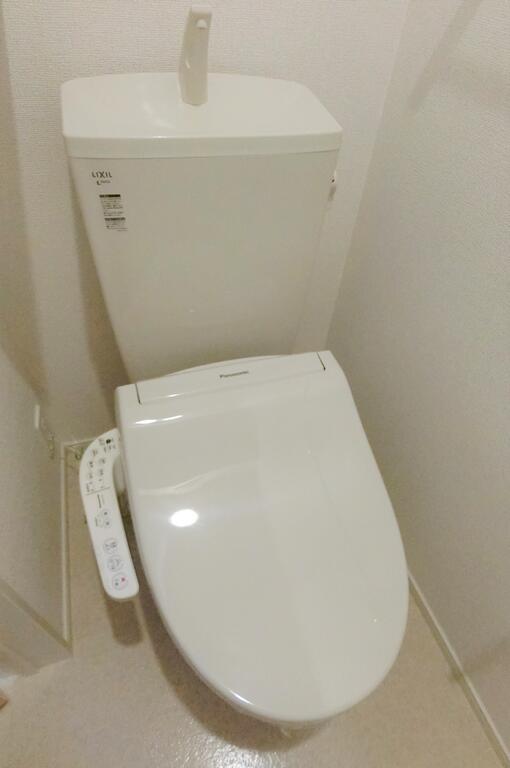 トイレ　同型物件の写真、配色に違いあり