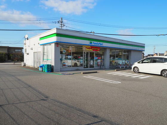 コンビニ　ファミリーマート富山下坂倉店（コンビニ）まで398m