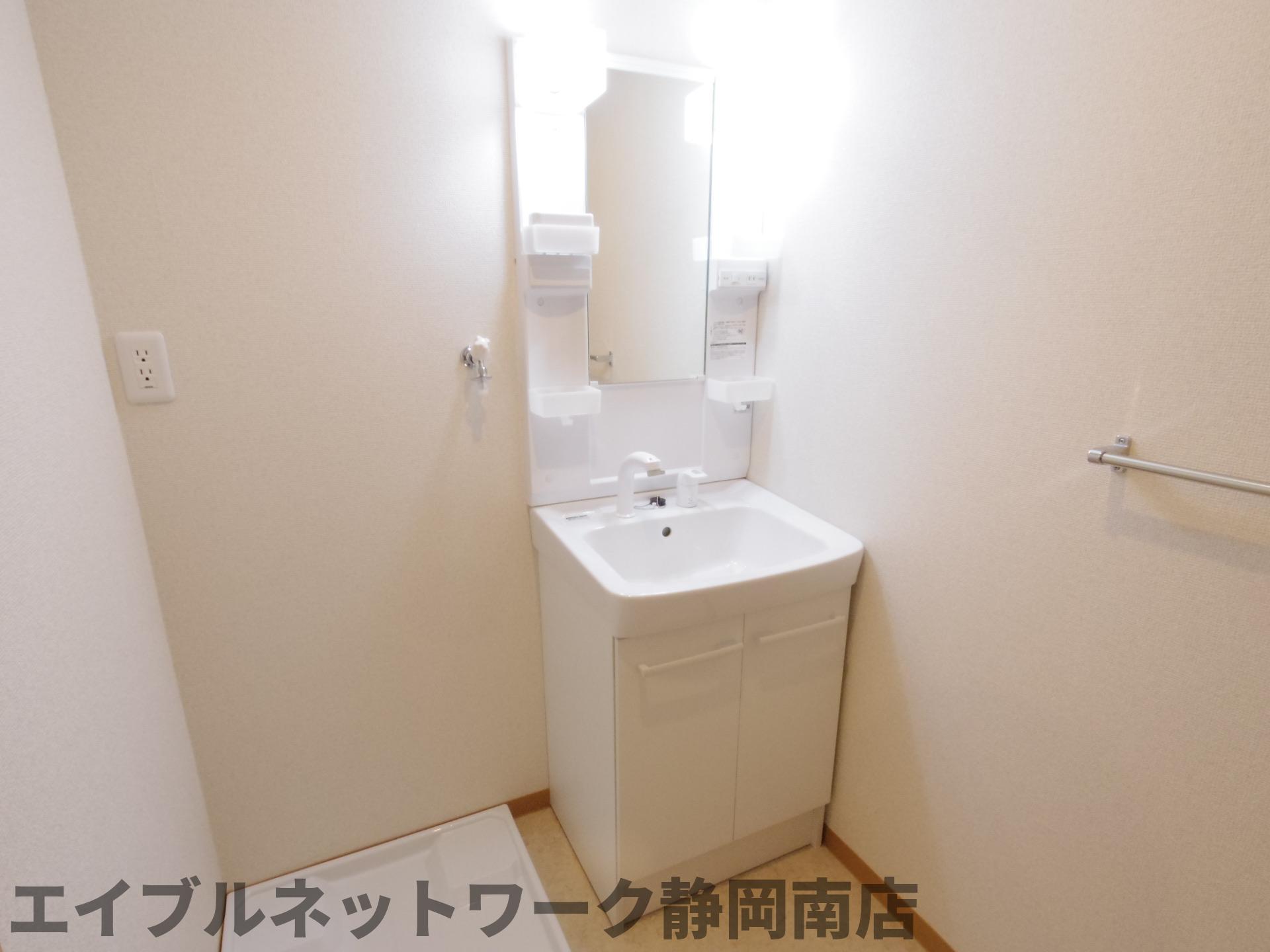 洗面設備　ゆったりとスペースのある洗面所