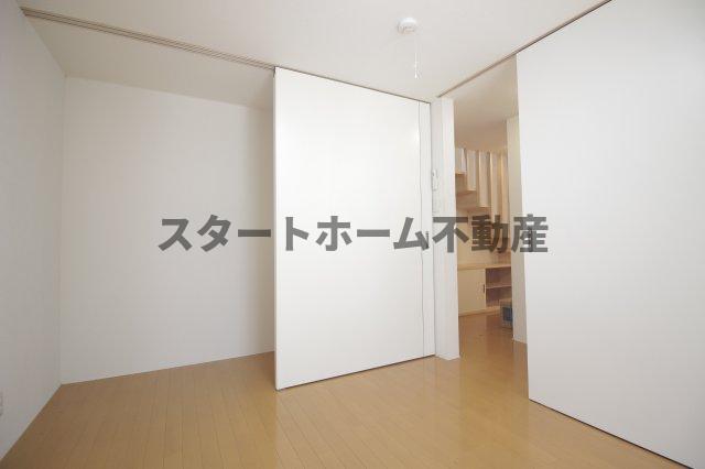その他部屋・スペース　開放的な寝室です