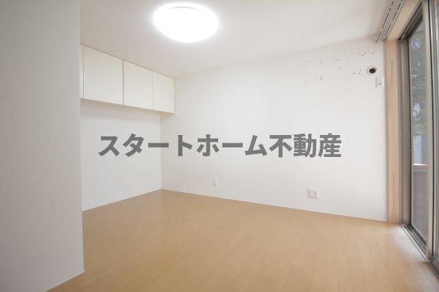 居室・リビング　落ち着いた色調の洋室です