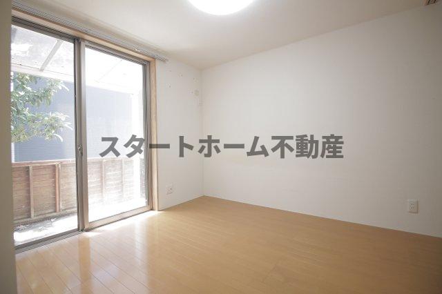 その他部屋・スペース　落ち着いた色調の寝室です
