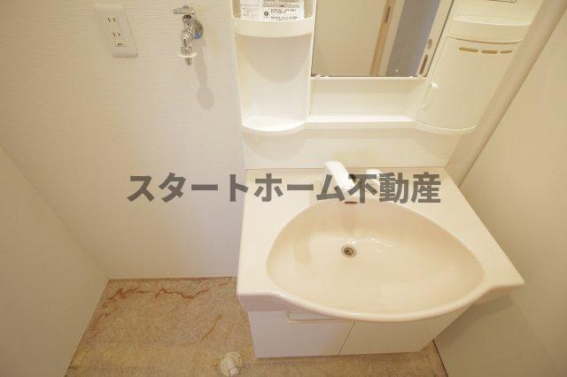 洗面設備　ゆったりとスペースのある洗面所