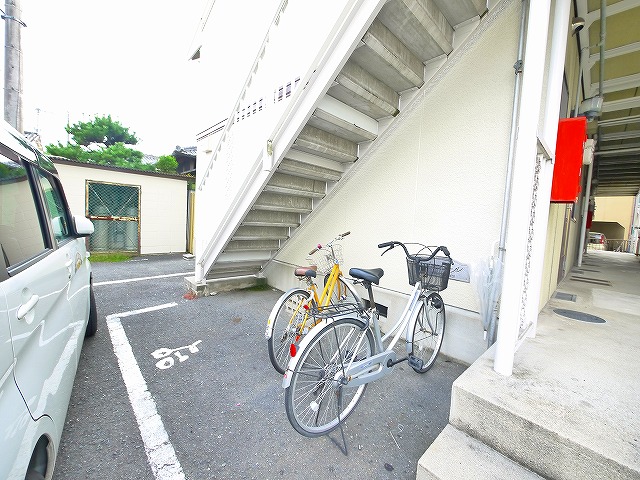 その他共有部分　ゆったりとした駐輪スペース。