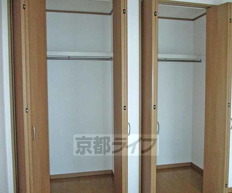 収納　２階南側の６帖洋室です。