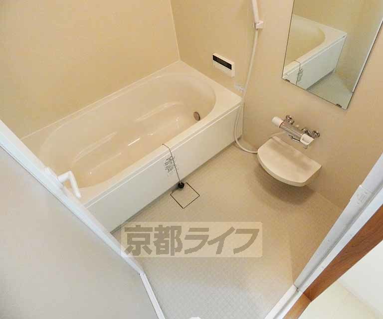 バス・シャワールーム　清潔感のあるバスルーム。