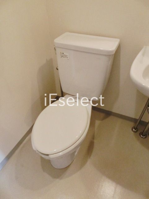 トイレ　トイレはシンプルですね。