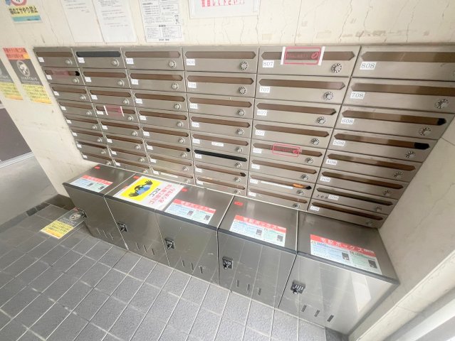 ロビー　ロビーにある各部屋毎のメールボックス。