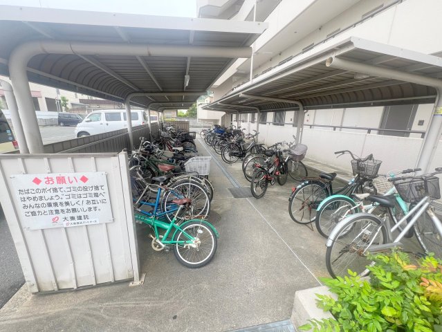 駐車場　敷地内には入居者専用の駐輪スペースもあります。
