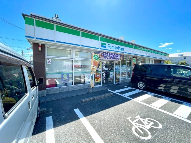 コンビニ　ファミリーマート（コンビニ）まで140m
