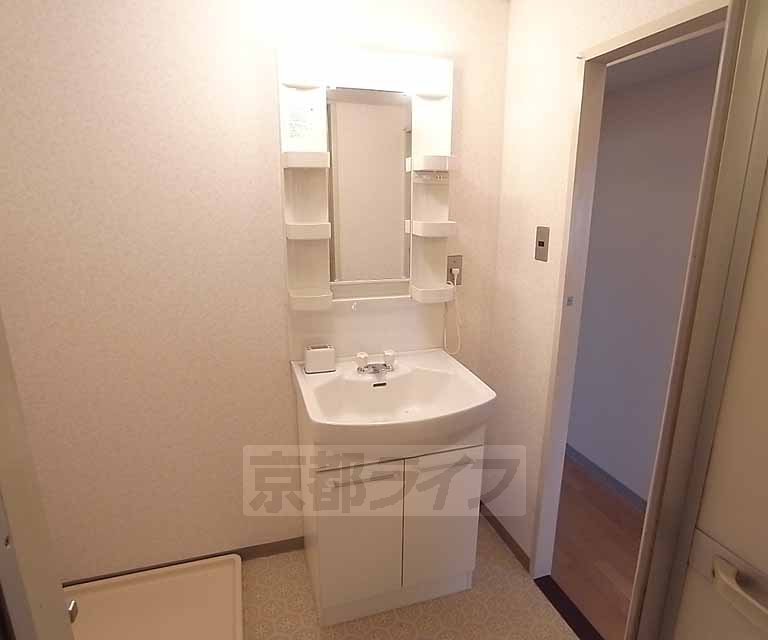 洗面設備　顔も洗える洗面台です。