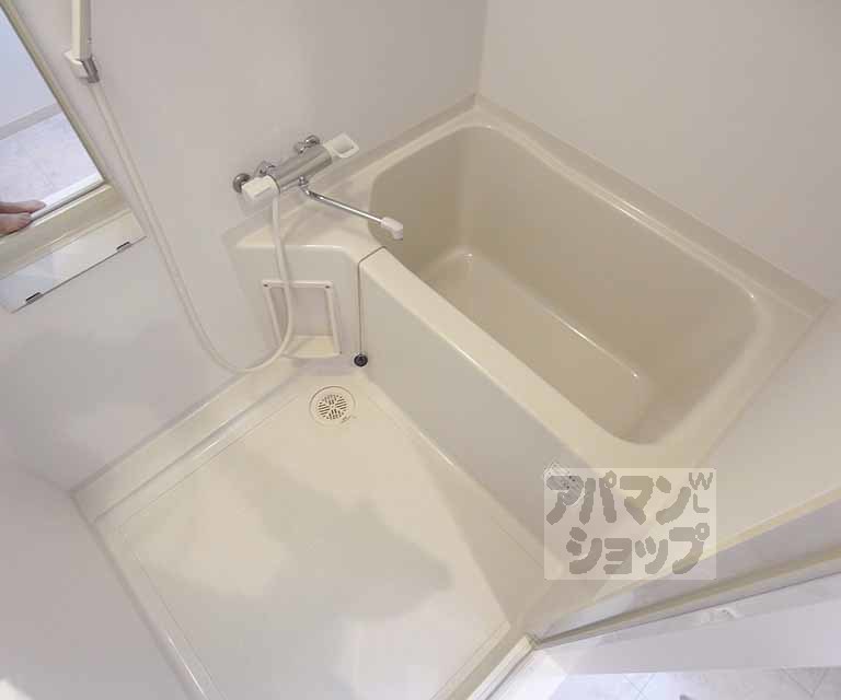 バス・シャワールーム　ゆったりとしたバスルーム。