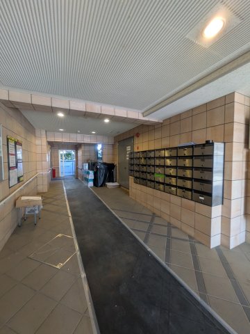 エントランス　※画像は同一間取りの別の部屋(406号室)のものになります。
