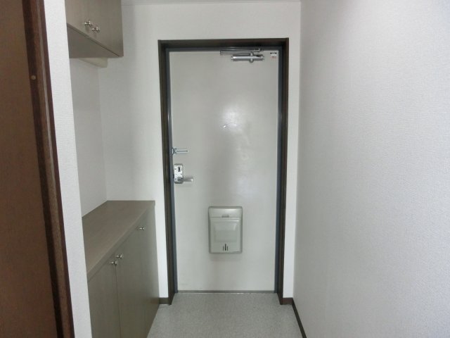玄関　※画像は同一間取りの別の部屋(406号室)のものになります。
