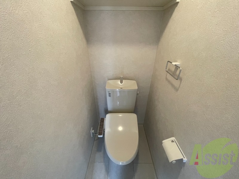 トイレ　トイレはウォシュレット機能付きです。安心して使用できますね。
