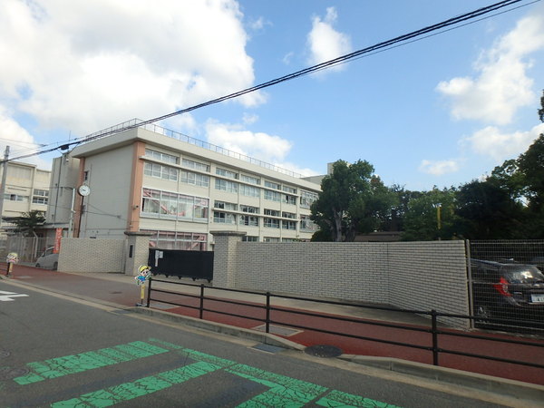 小学校　福岡市立板付小学校（小学校）まで568m