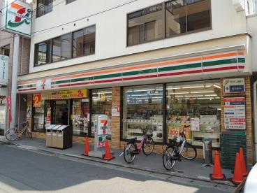 コンビニ　セブンイレブン武蔵新城北口店（コンビニ）まで326m