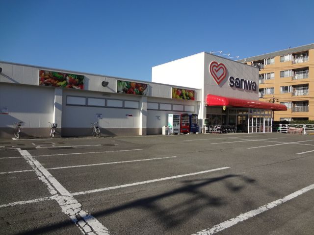 スーパー　スーパー三和（スーパー）まで620m