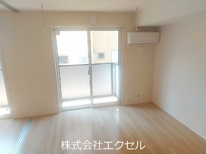 居室・リビング　エアコン完備の明るい室内です。