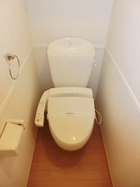 トイレ　うれしいウォシュレット付きです