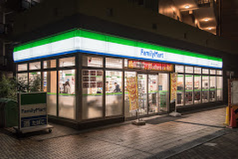 コンビニ　ファミリーマート 都筑ふれあいの丘駅前店（コンビニ）まで288m