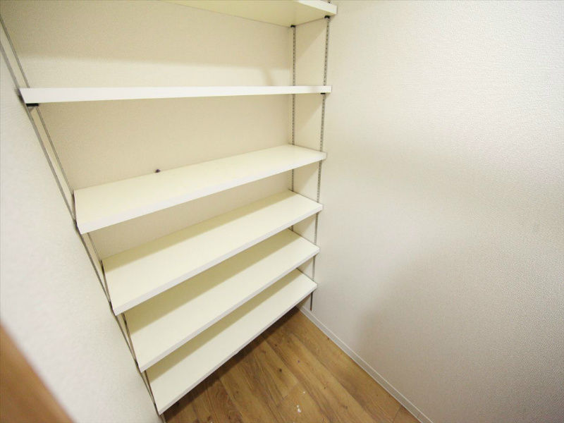 玄関　玄関　シューズクローク付（収納充実してます）