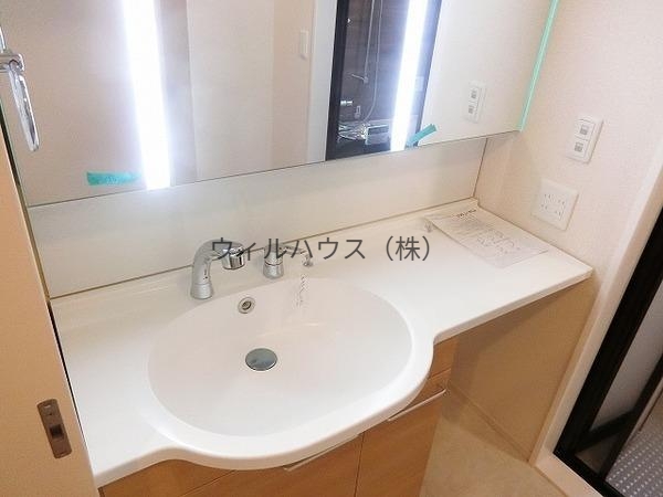 洗面設備　大きな鏡のシャンプードレッサー！