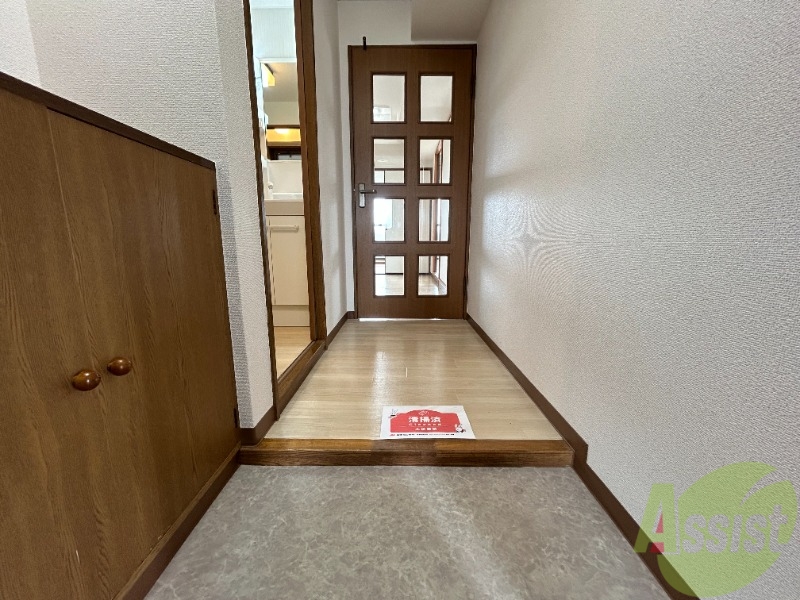 玄関　玄関からの様子を撮影しました。敷居が低く靴の着脱もしやすそう