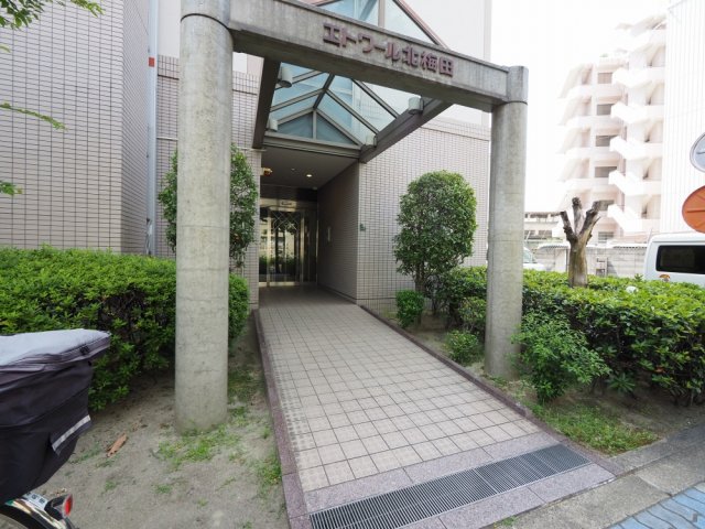 エントランス　落ち着いたエントランスです