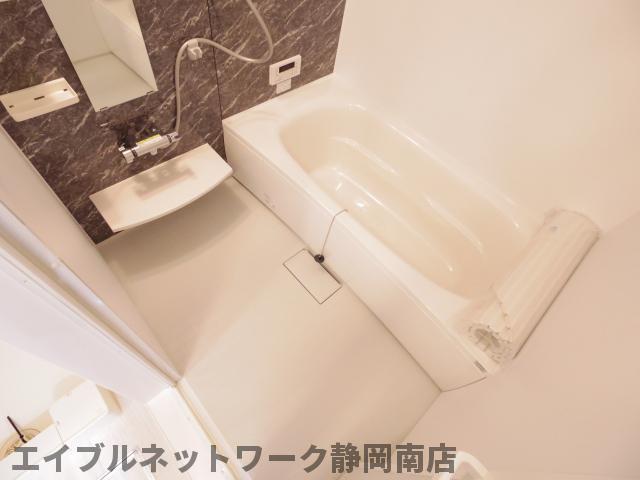 バス・シャワールーム　コンパクトで使いやすいお風呂です