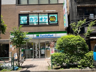 コンビニ　ファミリーマート 西新宿五丁目店（コンビニ）まで750m