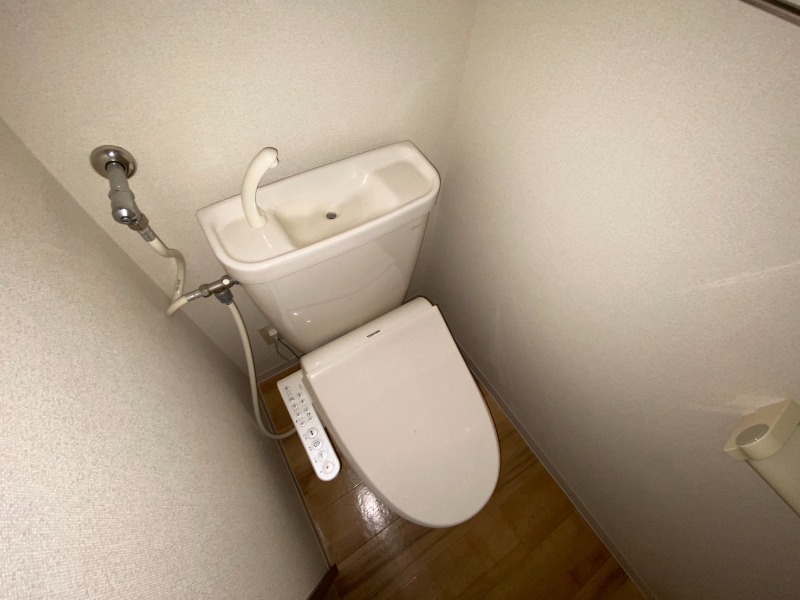 トイレ　こちらはトイレです。清潔感があり、安心して使用できます。