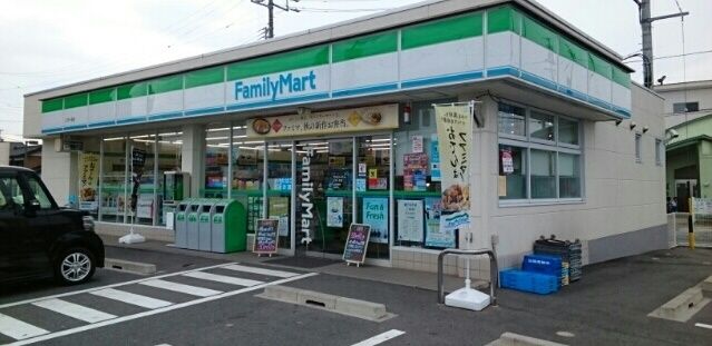 コンビニ　ファミリーマート（コンビニ）まで600m