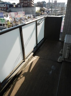 バルコニー　天気のいい日はこちらで洗濯物を干せます