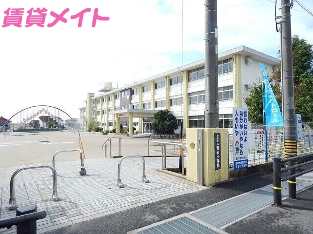 小学校　鈴鹿市立愛宕小学校（小学校）まで599m