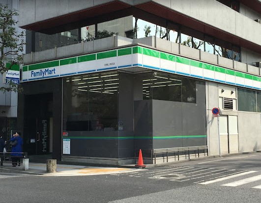 コンビニ　ファミリーマート芝増上寺前店（コンビニ）まで118m