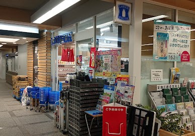 コンビニ　ローソン港区役所庁舎店（コンビニ）まで338m
