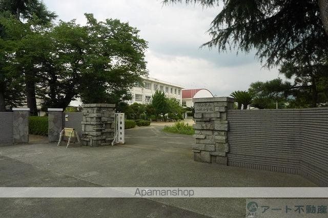 小学校　八坂小学校（小学校）まで885m
