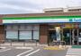 コンビニ　ファミリーマート 三鷹人見街道店（コンビニ）まで912m