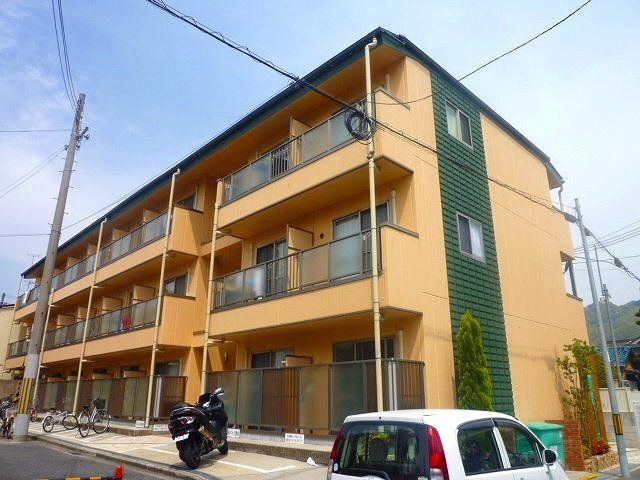 建物外観　３階建てのスマートな建物です。